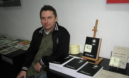 Grzegorz Bartos to pisarz i dramaturg, autor powieści „Czapki z głów”, „Anarchiści”, „Rozdział zamknięty”.