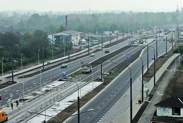 W 2010 roku odnowiono tę drogę na odcinku od skrzyżowania z ul. Armii Krajowej do wiaduktu kolejowego przed ul. Buforową. Mieszkańcy Jagodna wciąż jednak nie mogą doczekać się remontu przedłużenia Bardzkiej, czyli ul. Buforowej. Na wysokości ulicy Terenowej planowane jest rondo i dwa pasy do niego. A do kolejnego ronda poprowadzi tylko jedna jezdnia. Prace ruszą najwcześniej w 2017 roku. Nie wiadomo także, kiedy do Jagodna dojedzie szybki  tramwaj - bo i taką obietnicę usłyszeli mieszkańcy. 