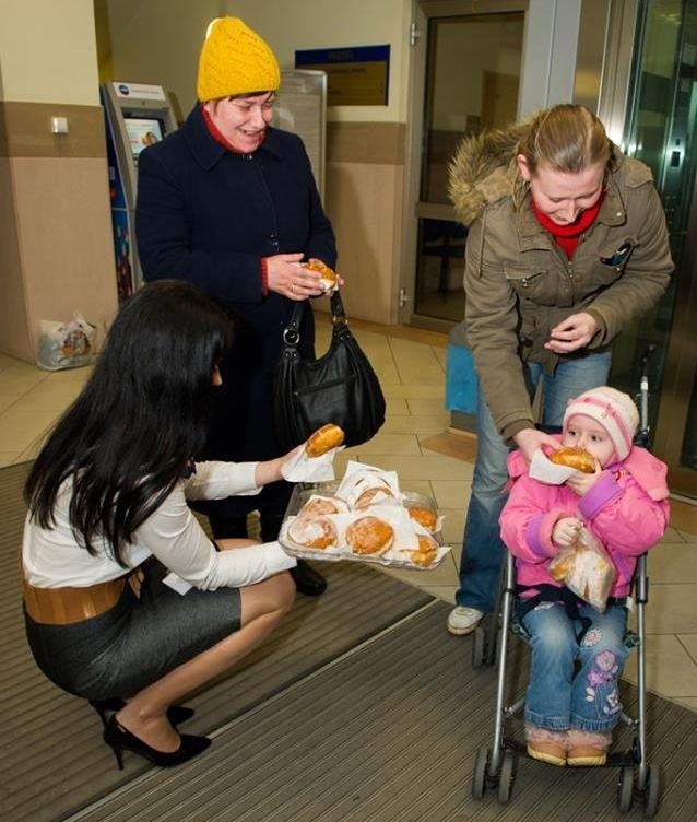 Pączkami delektowali się zarówno najmłodsi jak i dorośli.