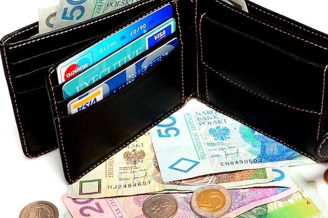 W portfelu było 3500 złotych, dokumenty, karta bankomatowa oraz telefon komórkowy o łącznej wartości 4000 złotych.