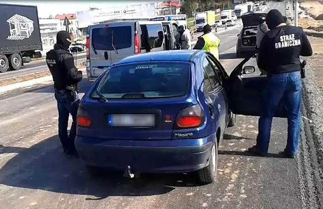 Akcja zatrzymania samochodu z narkotykami na krajowej drodze w Świlczy pod Rzeszowem.