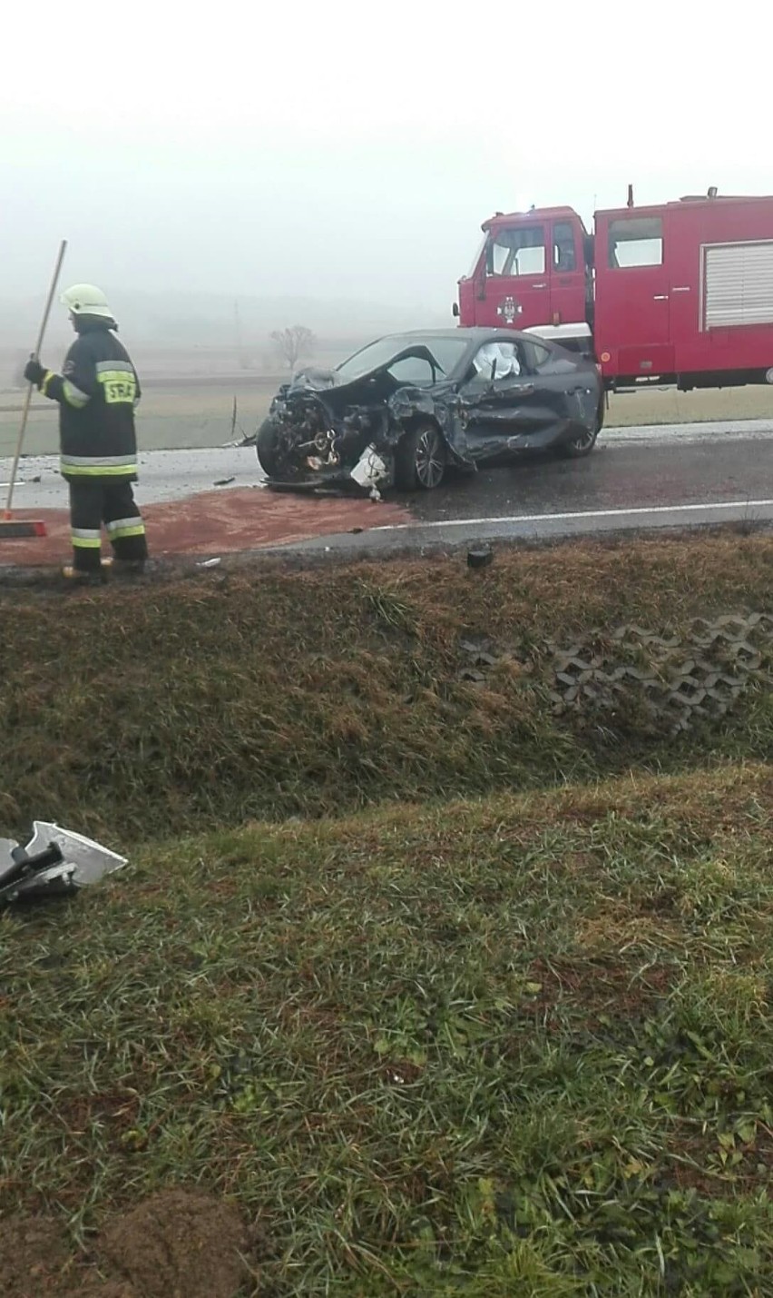 Po zderzeniu dwóch samochodów osobowych i jednego...