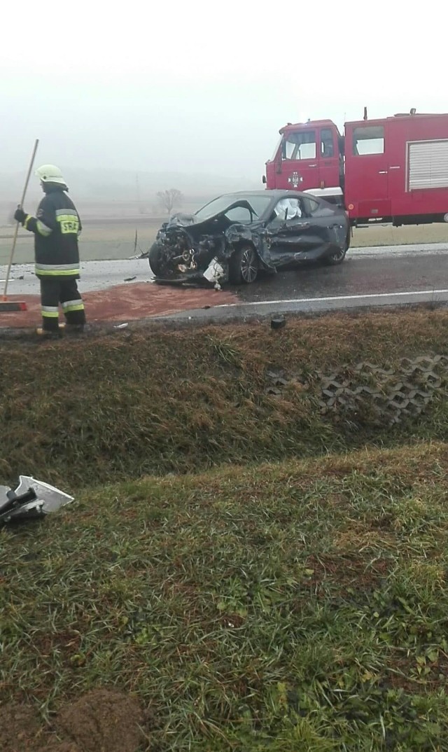 Po zderzeniu dwóch samochodów osobowych i jednego ciężarowego droga w miejscowości Szebnie (pow. jasielski) była całkowicie zablokowana. Zorganizowano objazd dla wszystkich pojazdów przez Frysztak do Krosna i do Jasła. FLESZ: Wypadki drogowe - pierwsza pomoc 