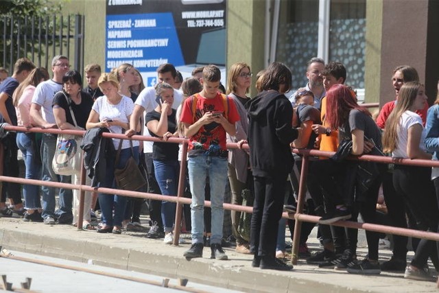 Zdjęcie z 19 lipca. Kolejki uczniów po zaświadczenia od lekarzy przed Medycyną Pracy w Sosnowcu