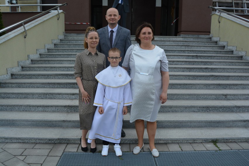 Ostrołęka. Komunia święta w parafii pw. św. Franciszka z Asyżu. 14.05.2022. Dwie tury: godz. 10.00 i 12.00