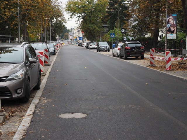 Trwa remont ulicy Piłsudskiego w Koszalinie, jednej z najstarszych i najładniejszych ulic w mieście. Ruch samochodowy i pieszy jest już możliwy na dwóch z trzech planowanych odcinków.