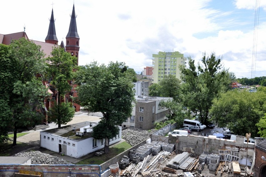 Wrocław: Rozbierają dawny szpital i budują luksusowy dom opieki (FILM, ZDJĘCIA)