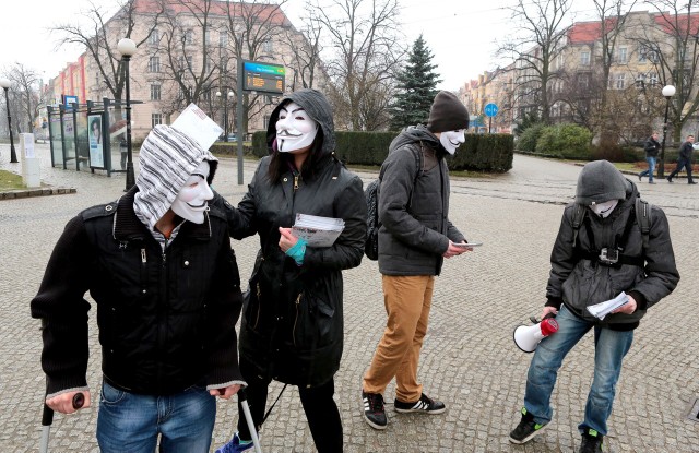 Anonymous Szczecin rozdawali dzisiaj ulotki na placu Grunwaldzkim