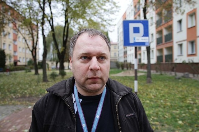 Mirosław Reszuta do niedawna miał własne miejsce parkingowe. Jest osobą niepełnosprawną. Teraz wspólnota mieszkaniowa sąsiedniego budynku, do której należy teren z kopertą dla pana Mirosława, po zbudowaniu nowego parkingu nie pozwoli mu zostawiać tam samochodu.