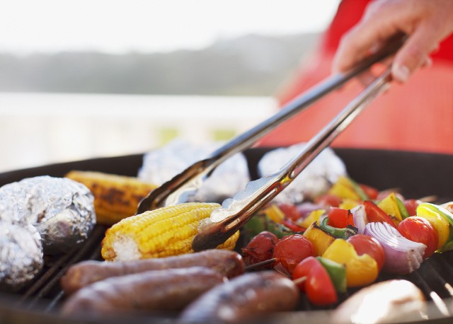 Grill elektryczny to wygodne i proste rozwiązanie, dzięki któremu możesz przygotować pyszne i smakowite grillowanie potrawy.