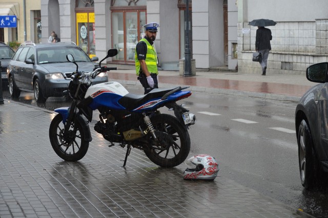 Do groźnej kolizji doszło przy ulicy Wojska Polskiego. Ze wstępnych ustaleń policji wynika, że prawdopodobnie kierowca jednośladu nie zachował ostrożności i uderzył w samochód. Jedna osoba trafiła do szpitala. (zida)