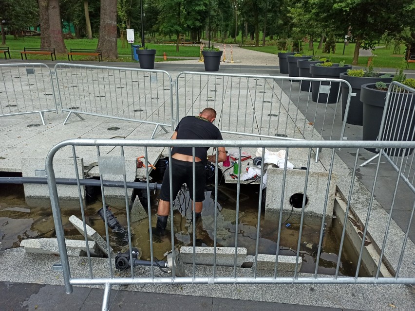 Nowy Sącz. Zniszczona fontanna w Parku Strzeleckim [Zdjęcia]