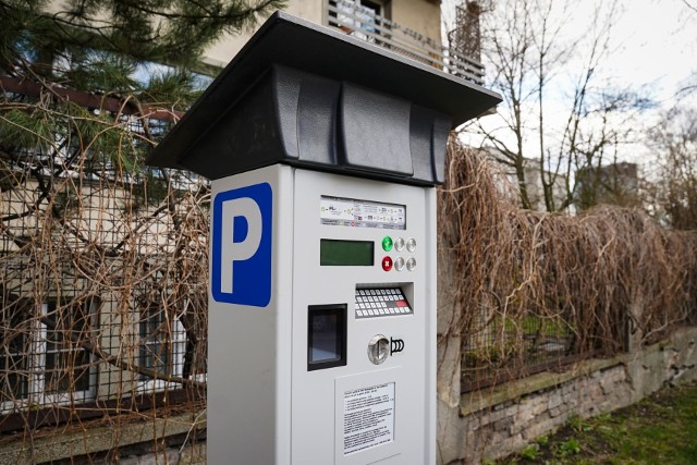 W ramach przygotowań do zmian w polityce parkingowej, planowane jest przeprowadzenie szeregu działań dotyczących oznakowania i usunięcia nieprawidłowych znaków na terenie Katowic. Prace obejmą demontaż ponad 1700 znaków pionowych, które zostaną zastąpione przez 3332 nowe.