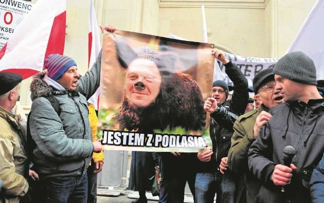 Protestujący pod ministerstwem rolnictwa nie mają dobrego zdania o szefie tego resortu Marku Sawickim