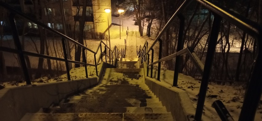 Nieodśnieżone schody stanowią realne niebezpieczeństwo....
