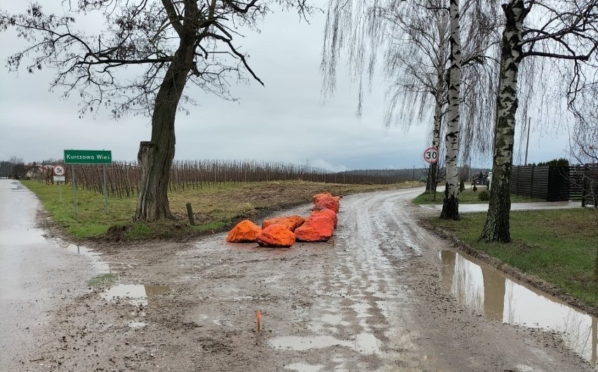 Zagrodzona droga gminna w Olszanach.