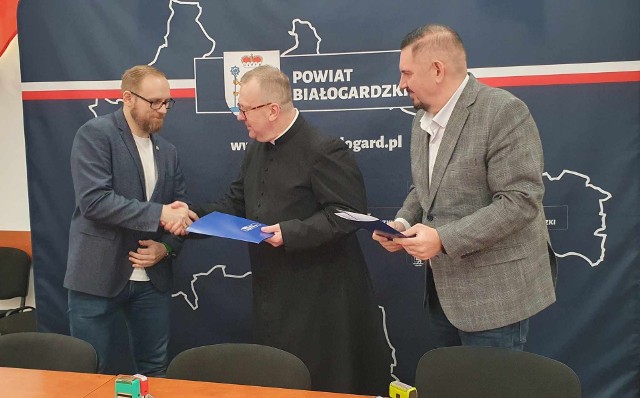 Umowę podpisali proboszcz parafii ksiądz Witold Karczmarczyk (w środku) oraz starosta i wicestarosta powiatu Piotr Pakuszto (z prawej) i Dominik Kołodziejski (z lewej).