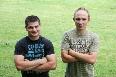 Sebastian Garbowski (z lewej) i Karol Bagiński, młodzi mieszkańcy Choroszczy, wpadli na pomysł, że wyremontują boisko. Liczą, że dostaną 26 tysięcy złotych z budżetu obywatelskiego.
