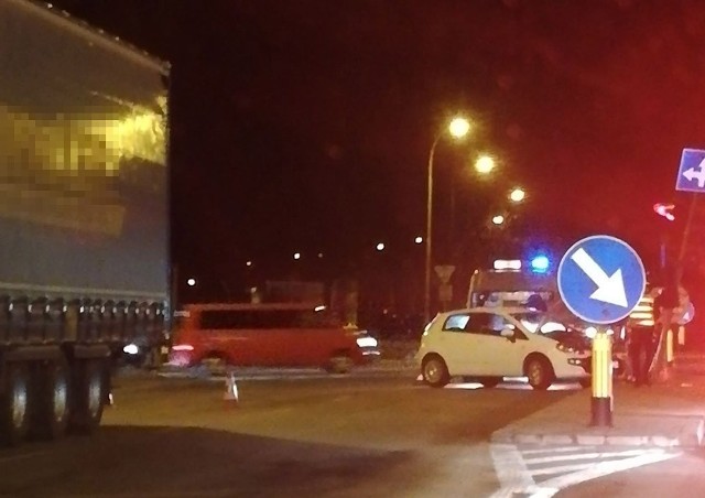 Do wypadku doszło w piątek, 8 marca, na rondzie Bandurskiego. Zderzyły się samochód osobowy i ciężarówka.Informacje o zderzeniu samochodów pochodzą od mieszkańca. Na rondzie pojawiły się utrudnienia w ruchu.Zobacz nasz Magazyn Informacyjny: