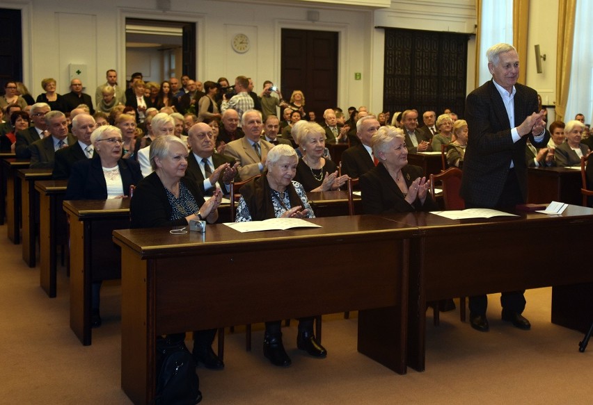 Medale dla małżeństw z długim stażem: "Od razu wpadła mi w oko i została w nim do dzisiaj" [FOTO]