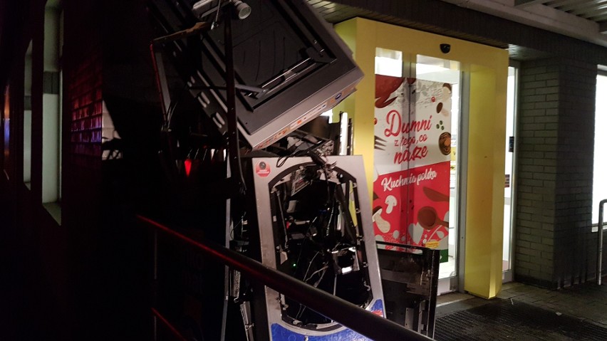 Złodzieje wysadzili bankomat przy Biedronce na ulicy Tamka w Łodzi. Sprawcy ukradli kasetę z pieniędzmi i uciekli [ZDJĘCIA]