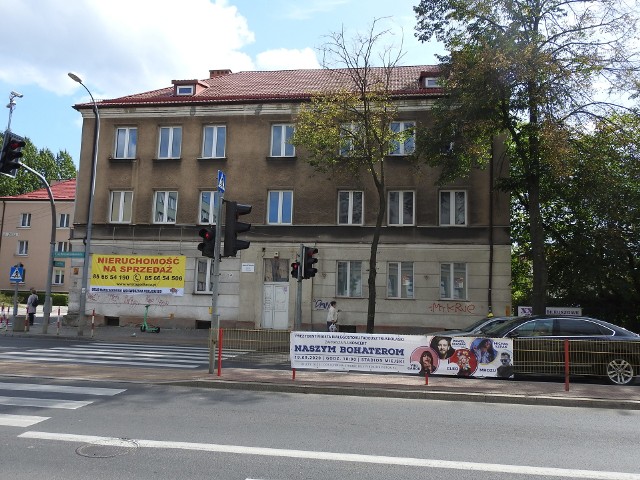 Tak wygląda budynek u zbiegu ul. Sienkiewicza i Złotej.