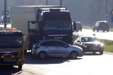 Kolizja na al. Solidarności. Zderzenie citroena z TIR-em