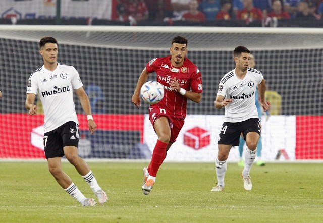 Juljan Shehu w czerwonym stroju Widzewa