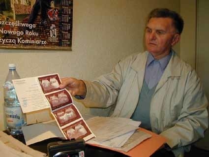 Stanisław M. pokazuje wyniki badań USG, z których wynika, że w jego woreczku żółciowym nie było kamieni.