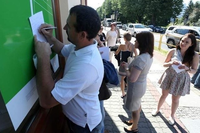 Grupa klientów protestująca przed Getin Bankiem w Słupsku.