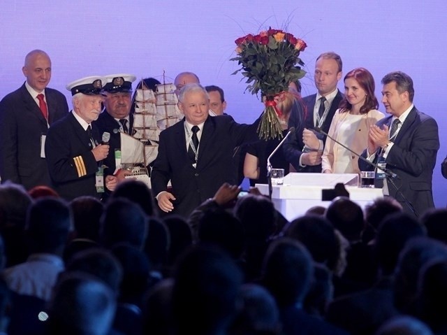 Prezes Kaczyński obiecywał, a sala biła brawo.