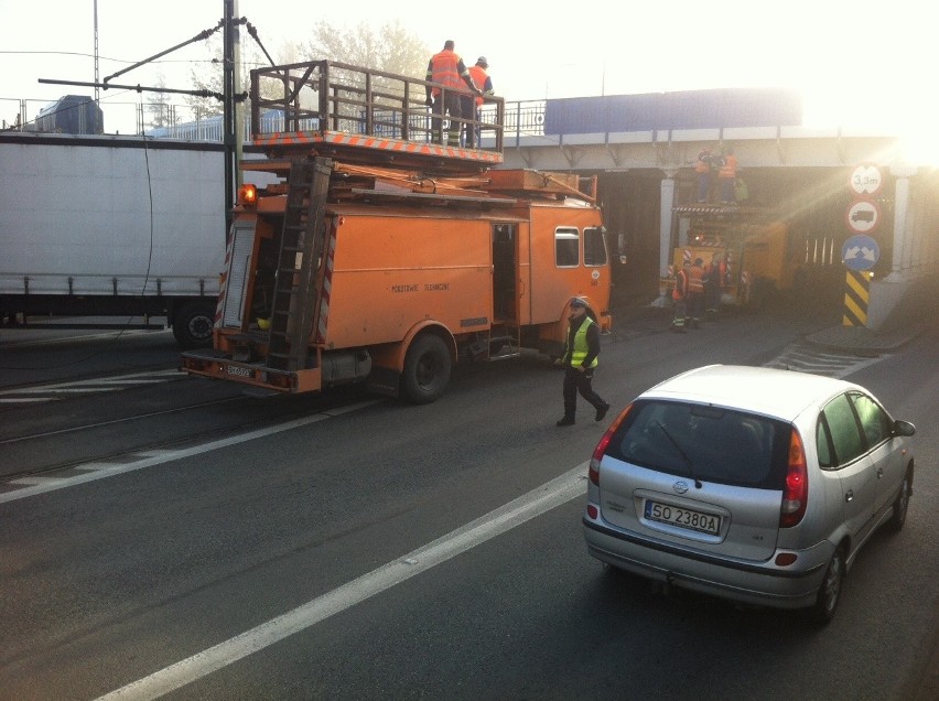 Tir blokuje al. Piłsudskiego w Sosnowcu