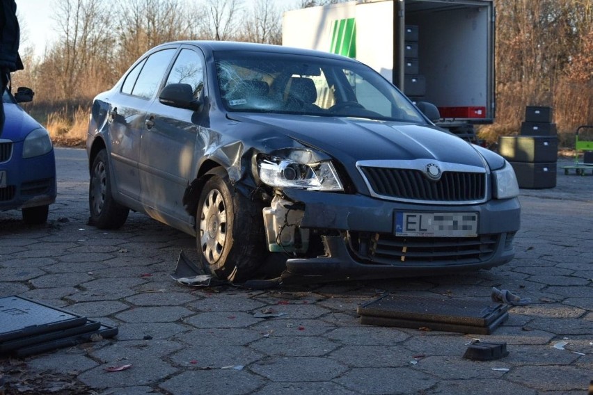 Na ulicy Tuwima w Łodzi na wysokości salonu Budo-Hurt tuż za...