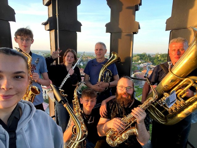 Muzycy Orkiestry Górniczej na wieży Bazyliki św. Mikołaja w Bochni, maj 2024