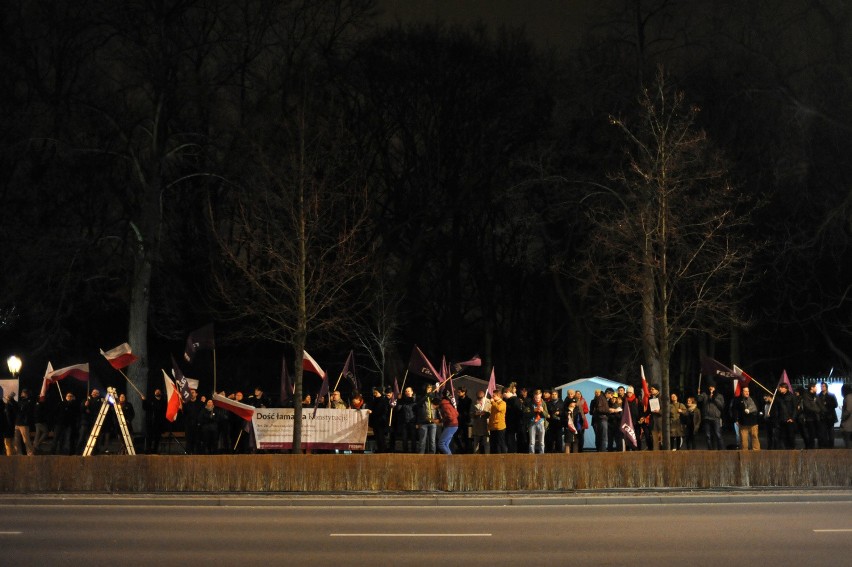 Protest i akcja "Rządzie publikuj" przed kancelarią premiera