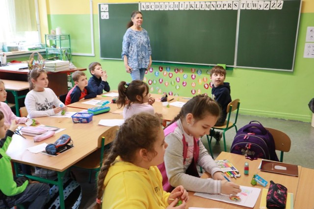 W niektórych szkołach już co trzeci uczeń to Ukrainiec. Od 24 lutego, czyli w ciągu ostatnich prawie dwóch miesięcy, w Łodzi znalazło schronienie przed wojną bardzo wiele kobiet z dziećmi. Większość z nich od razu zapisała swoje pociechy do szkół. Miasto stanęło na wysokości zadania i w szybkim tempie zorganizowało dla nich miejsca.Dwie klasy przygotowawcze, gdzie główny nacisk postawiony jest na naukę języka polskiego, utworzone zostały w Szkole Podstawowej nr 175.