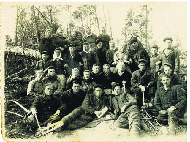 Brygada tatarska podczas pracy w lesie, 1950 r. 14-letni Nariman Gafarov, najmłodszy, stoi drugi z prawej