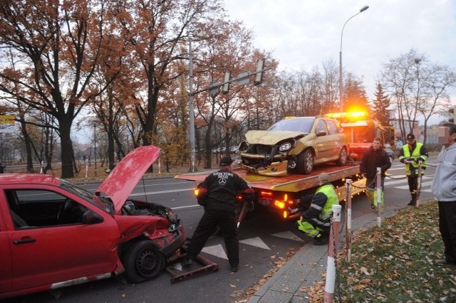 Kobieta, która jechała w zapiętych pasach, została zabrana do szpitala na badania.