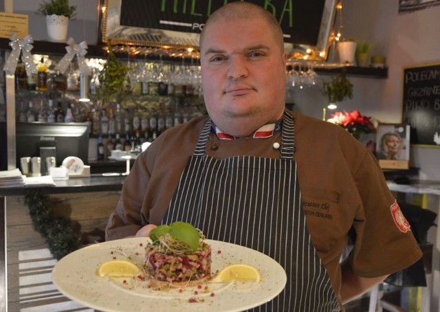 Wojciech Ceglarek, szef kuchni restauracji Kielecka poleca na Sylwestra tatara ze śledzia.