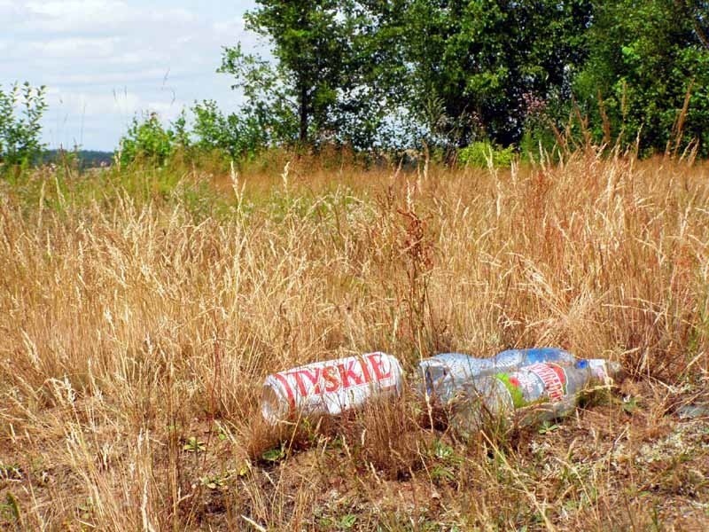 Binduga tonie w śmieciach