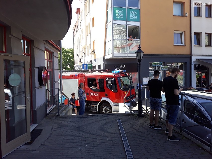 Akcja strażaków na poddaszu restauracji na Podzamczu [ZDJĘCIA, WIDEO] 