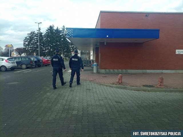Patrol policji przed i w jednym z supermarketów w Pińczowie.