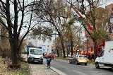 Niebezpieczna droga do szkoły we Wrocławiu. Przycinają gałęzie, dzieci wychodzą na ulicę, wprost pod jadące auta