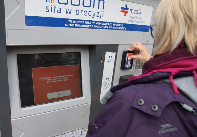W biletomacie przy ulicy 25 Czerwca w Radomiu często nie da się doładować karty miejskiej. Zdarza się też, że jest tu zapchana szczelina na bilon.