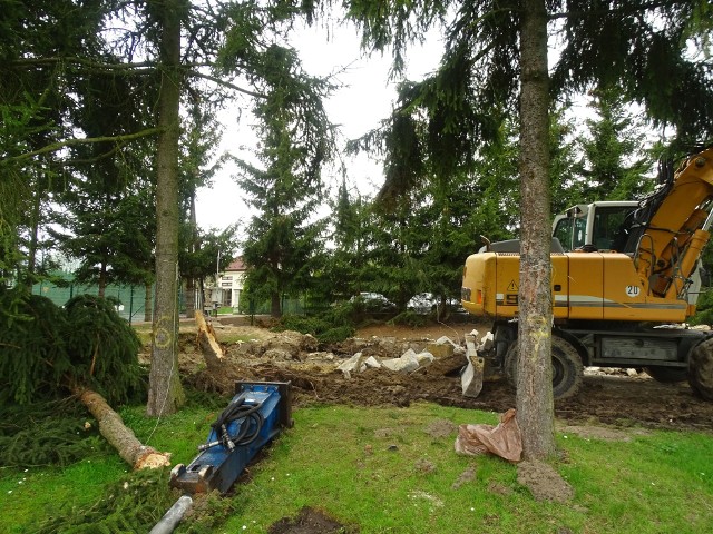 Na razie prace budowlane obejmują teren wokół płyty boiska. Prace na niej rozpoczną się, kiedy podłoże będzie bardziej suche.