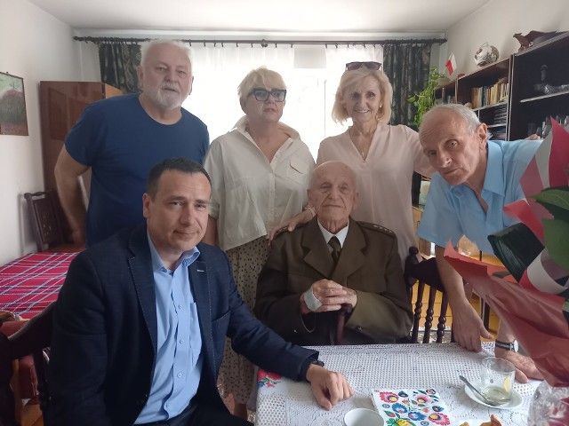 Major Leon Barszcz 29 czerwca obchodził 100. urodziny. W domu odwiedzili go burmistrz Adam Bolek i jego zastepca Mieczysław Danielewicz.
