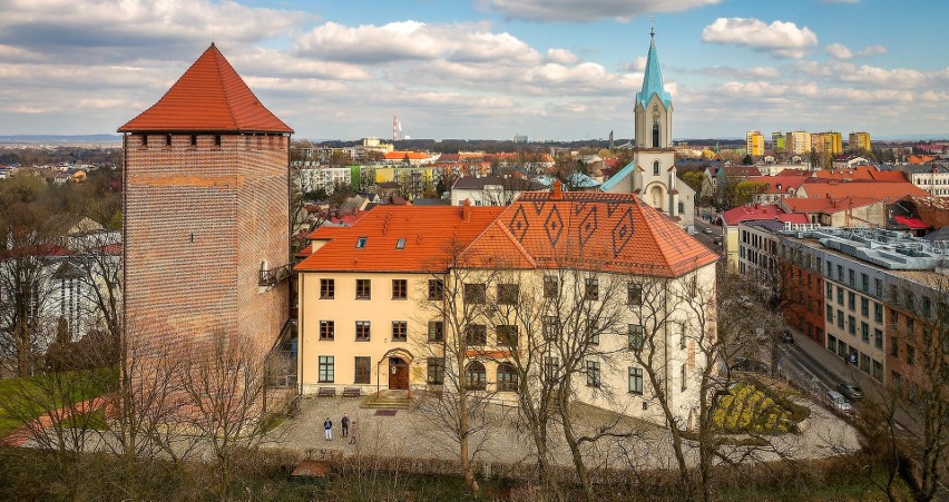 Zamek w Oświęcimiu ze średniowieczną basztą i tunelami pod...