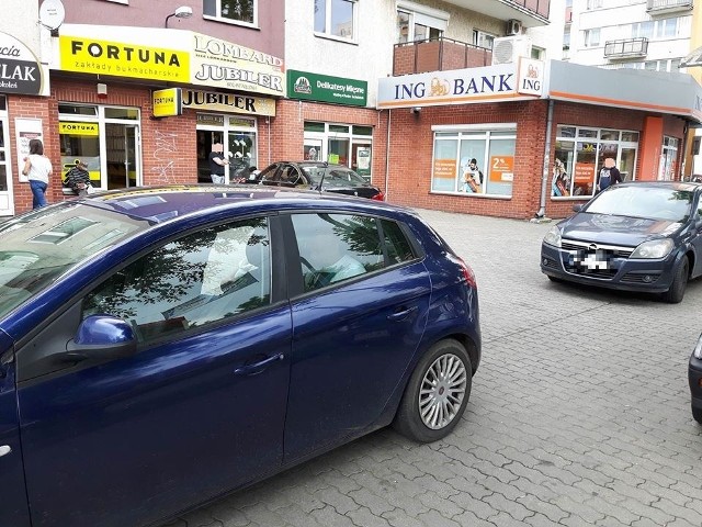 Policjanci wciąż są na miejscu. Sprawca zdążył uciec.