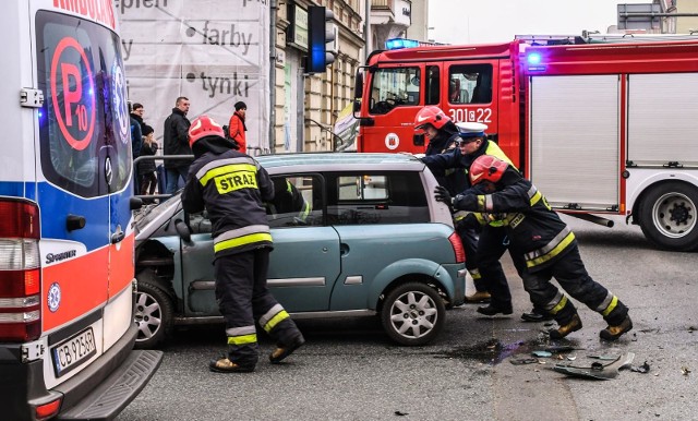 Służby dostały zgłoszenie o godz. 12.00. Okazało się, że na ul. Jagiellońskiej, na wysokości Focus Mall oraz Trasy Uniwersyteckiej zderzyły się karetka i microcar (tzw. mikrosamochód). - Na miejscu pojawiły się 4 karetki, była straż pożarna i policja - relacjonował nam świadek.Jedna osoba poszkodowana skorzystała z pomocy ratowników z karetki. Na czas pracy służb, pojawiły się utrudnienia w ruchu.