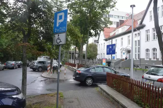 W Zielonej Górze osoby niepełnosprawne mogą parkować bezpłatnie tylko na "kopertach". Jeśli zostawią samochód na zwykłym miejscu parkingowym obowiązuje ich taka sama opłata, jak innych. Bezpłatne parkowanie w dowolnym miejscu jest możliwe tylko z kartą "N"